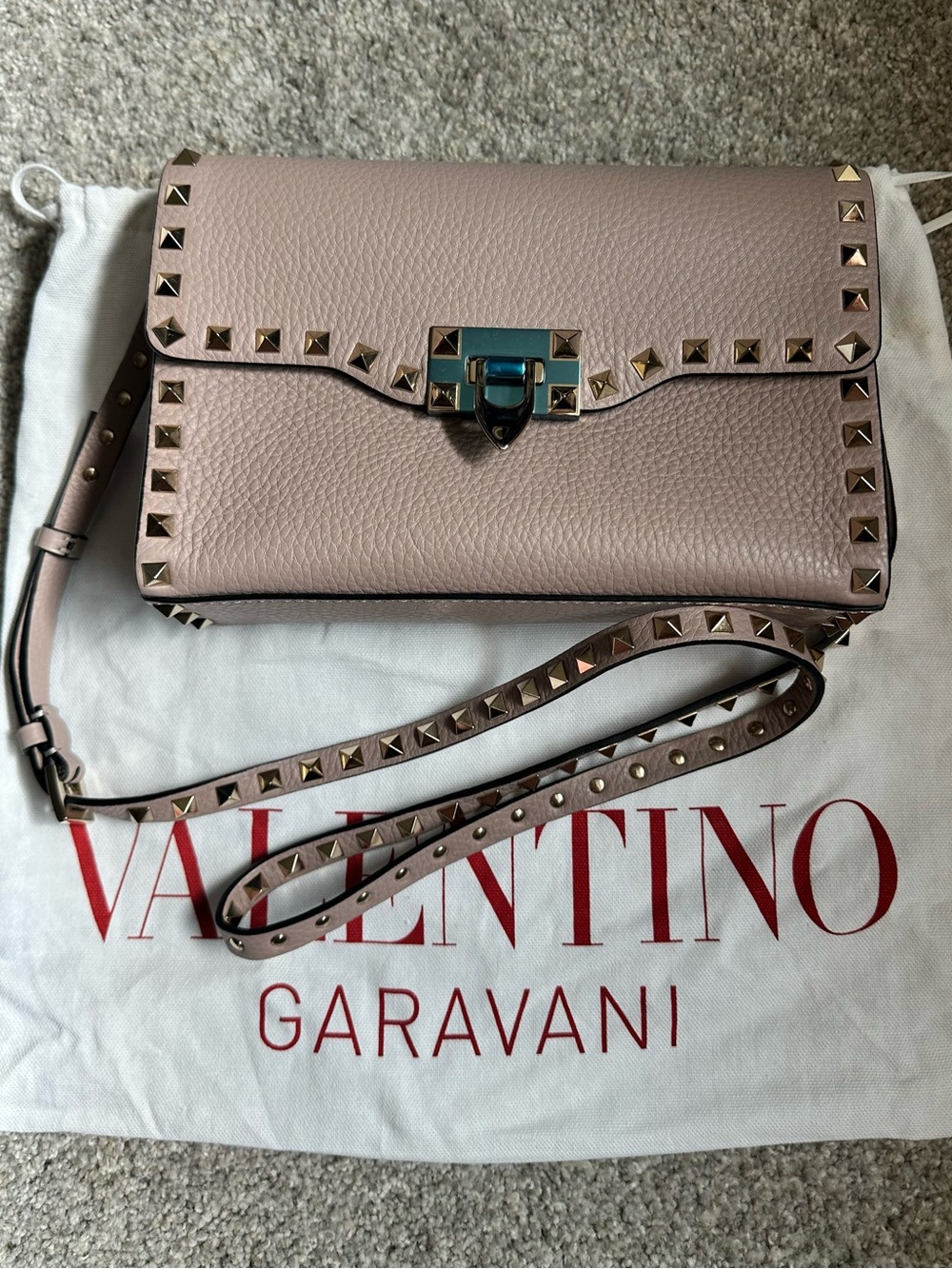 😍Valentino Garavani Rockstud Medium Shoulder Bag. NWT Neutral color - Picture 7 of 7